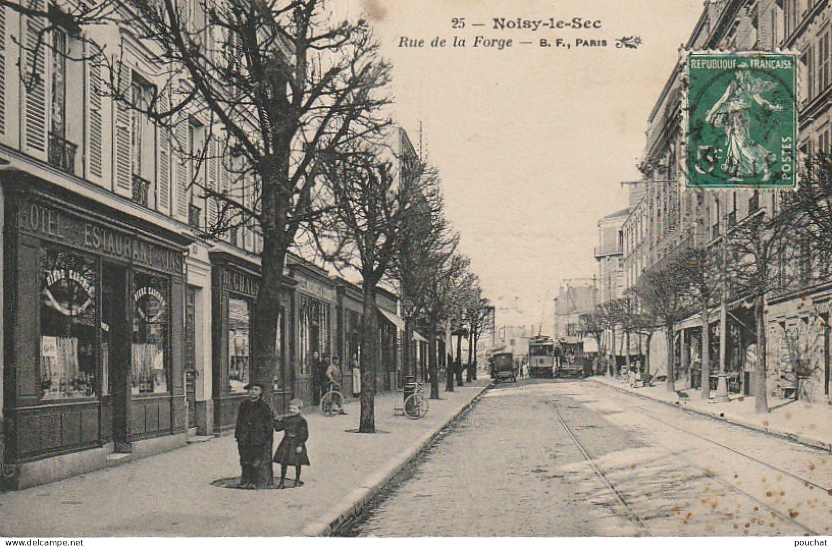 MO 7- (93) NOISY LE SEC - RUE DE LA FORGE - HOTEL RESTAURANT , COMMERCES - TRAMWAY - ANIMATION  - 2 SCANS - Noisy Le Sec