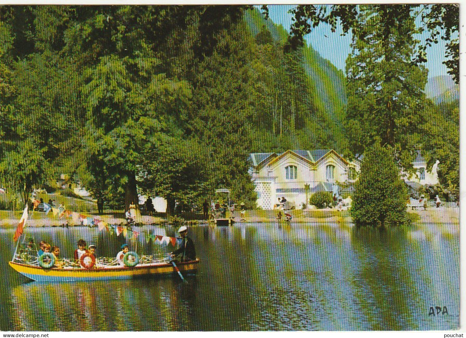 MO 20-(31) LUCHON - LE LAC DES QUINCONCES AVEC AU FOND , LES THERMES - BARQUE PROMENADE - CARTE COULEURS - 2 SCANS - Luchon