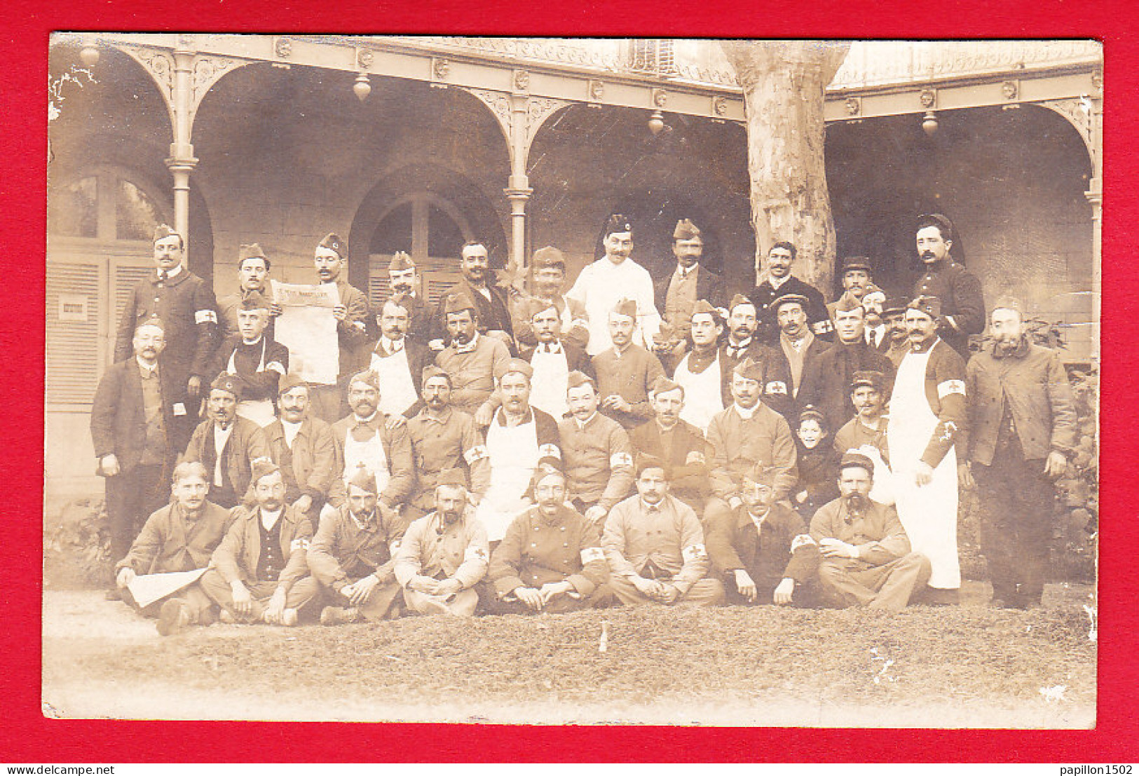 Milit-28P84  Carte Photo, D'un Groupe De Militaires Avec Brassard De La Croix Rouge, Cpa  - Autres & Non Classés