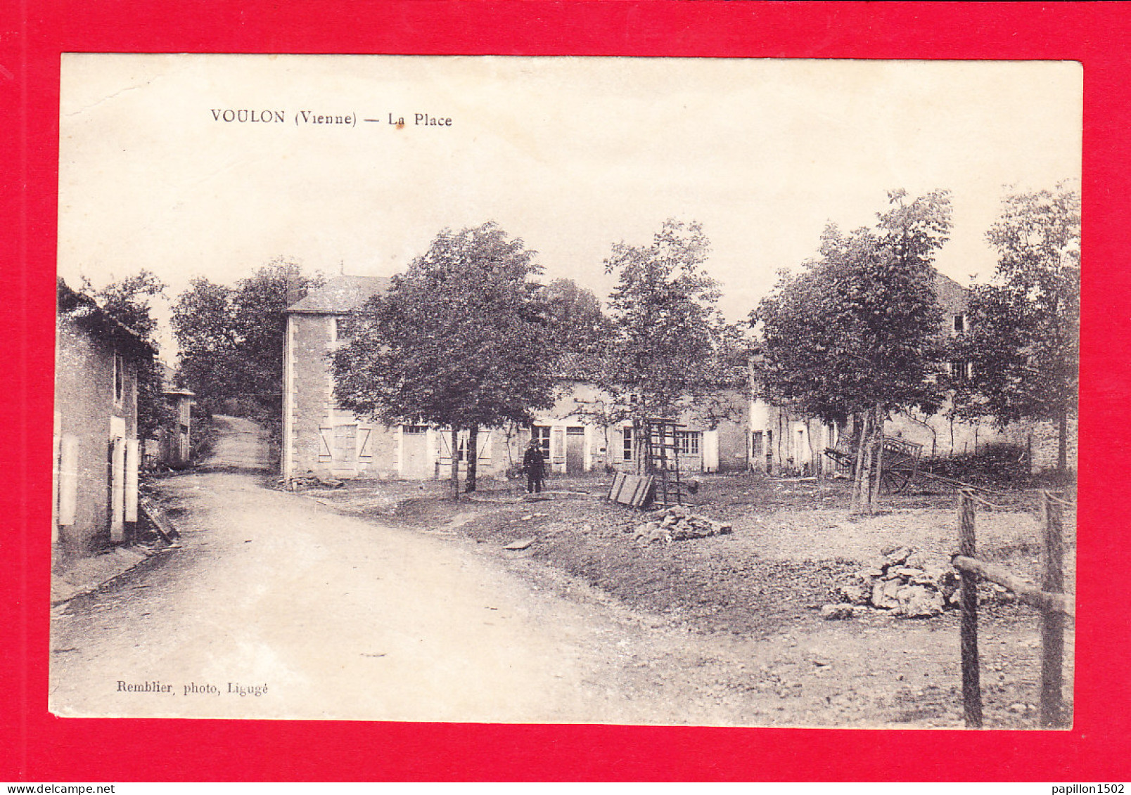 F-86-Voulon-01A55  La Place De La Ville, Cpa  - Other & Unclassified