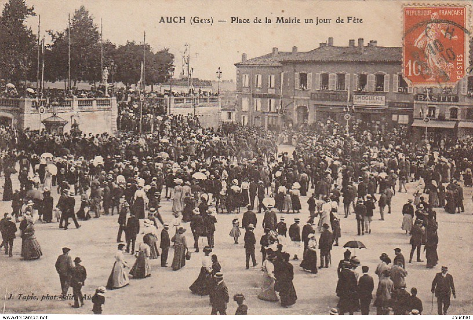 MO 26-(32)  AUCH - PLACE DE LA MAIRIE UN JOUR DE FETE - ANIMATION - 2 SCANS - Auch