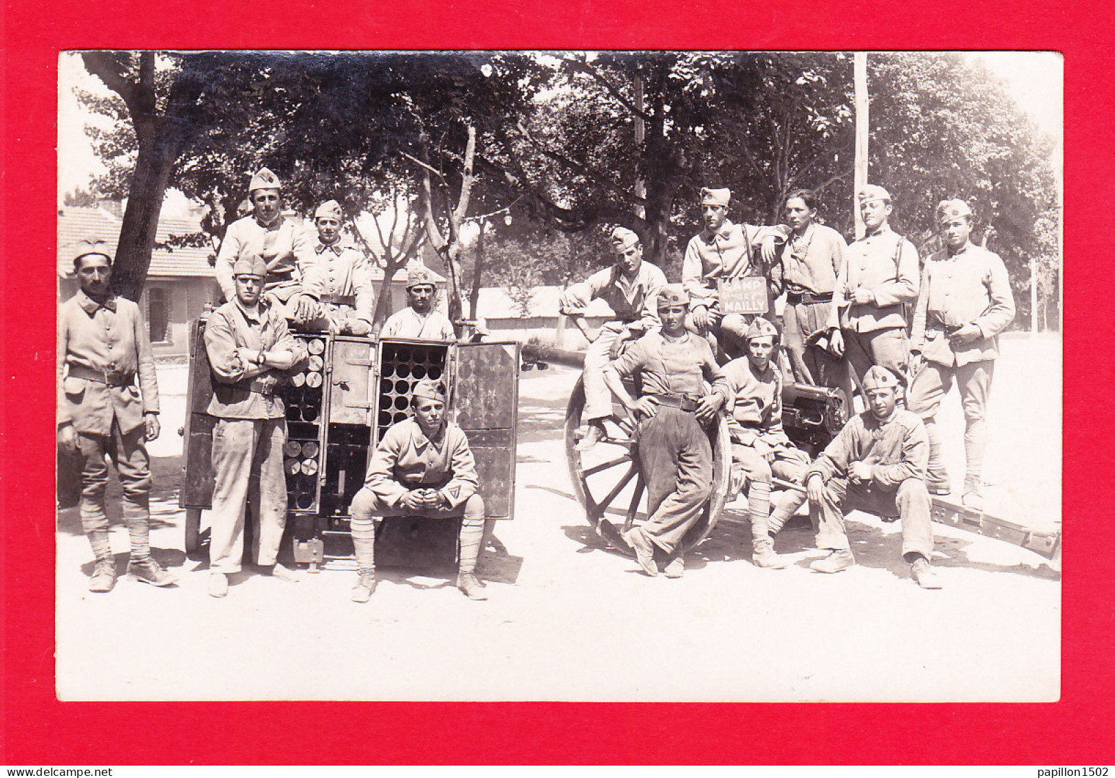 Milit-521Ph61  Carte Photo, Un Groupe De Militaires Au Camp De Maillly, Col N° 30, Cpa BE - Autres & Non Classés