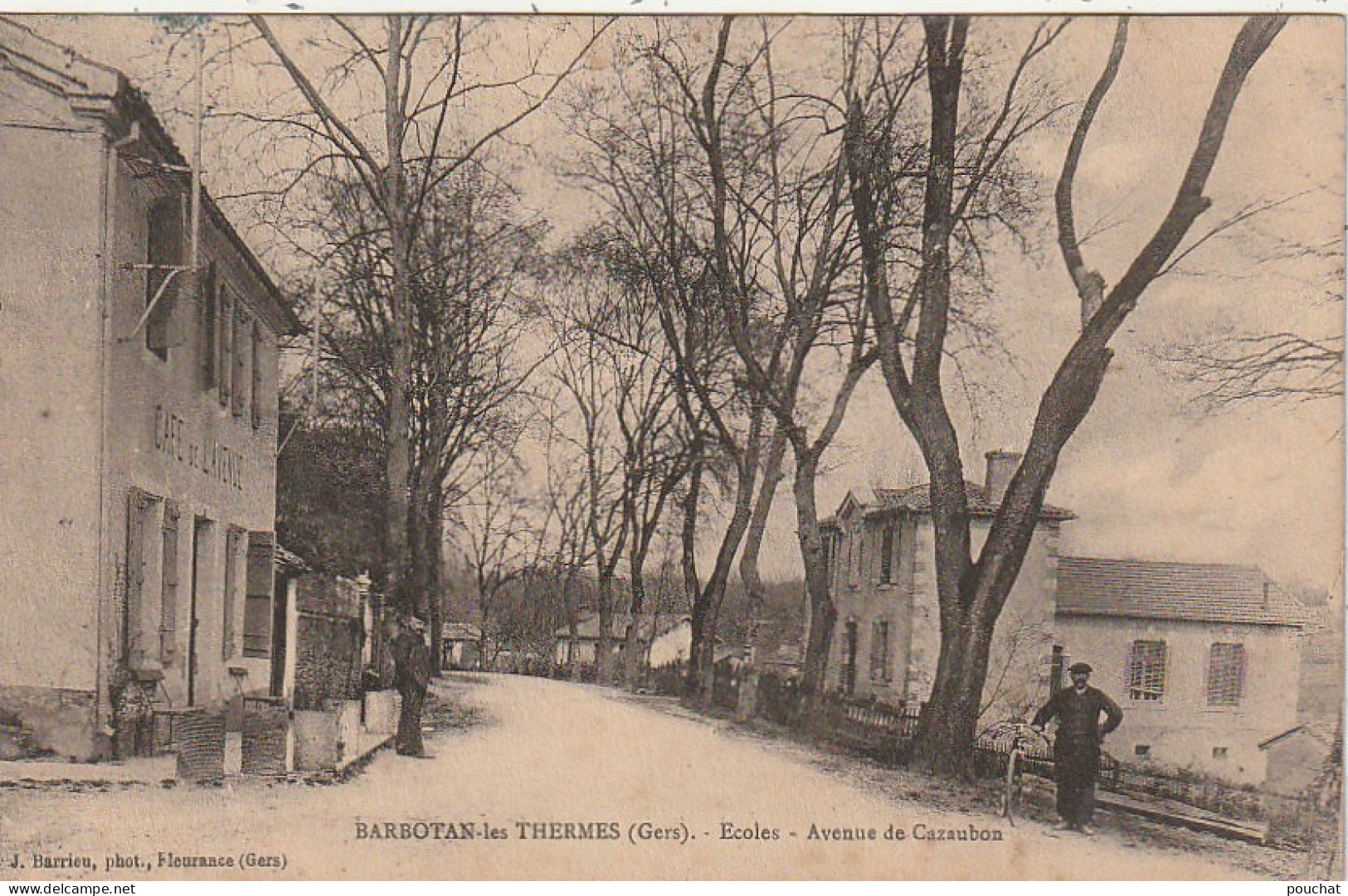 NE 2-(32)  BARBOTAN LES THERMES - ECOLES - AVENUE DE CAZAUBON - VILLAGEOIS - CAFE DE L' AVENUE  - 2 SCANS - Barbotan