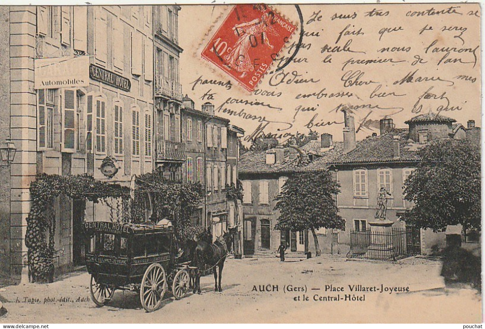 NE 2-(32) AUCH - PLACE VILLARET JOYEUSE ET LE CENTRAL HOTEL - VOITURE HIPPOMOBILE  - 2 SCANS - Auch