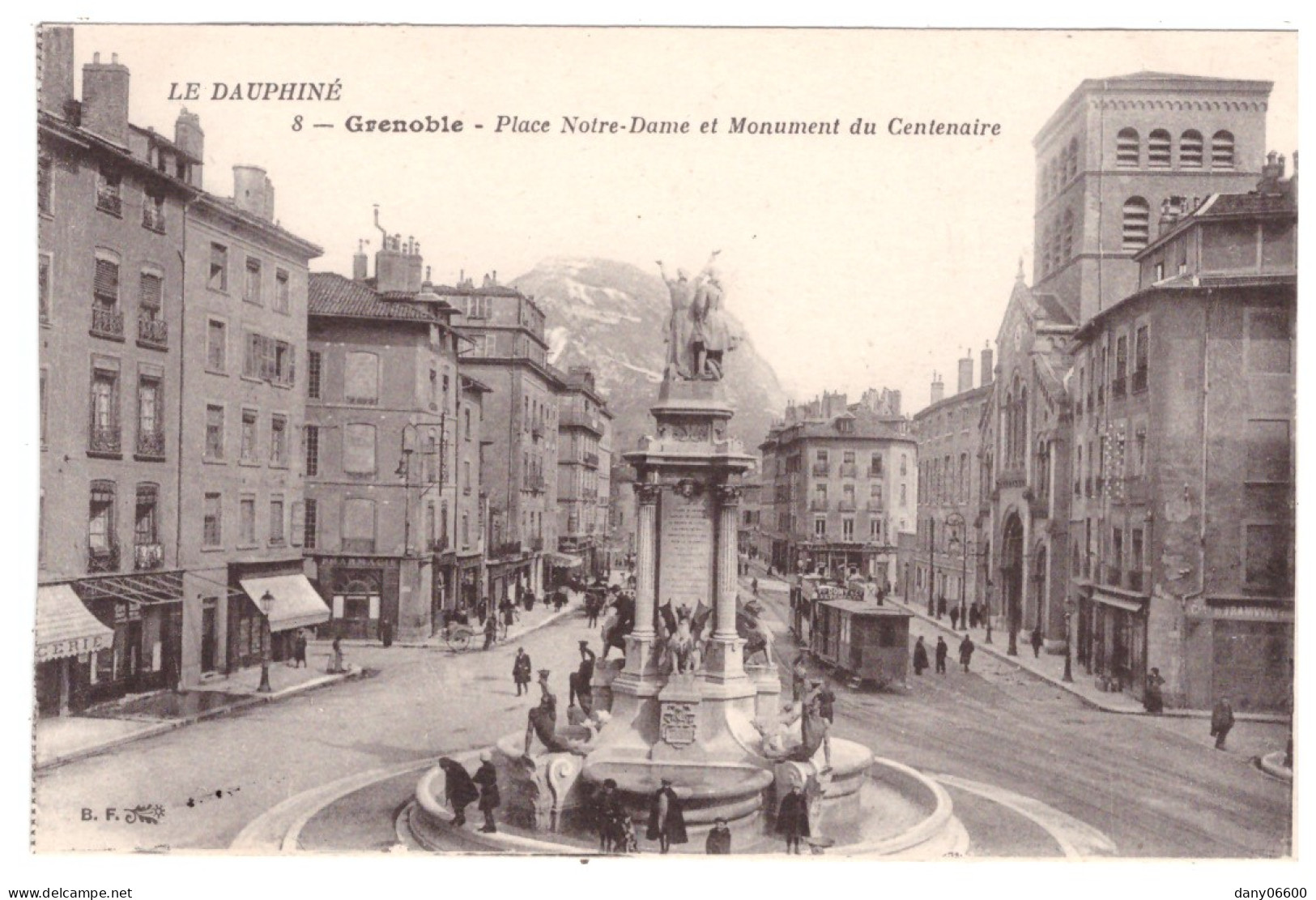 GRENOBLE - Place Notre Dame Et Monument Du Centenaire (carte Animée) - Grenoble