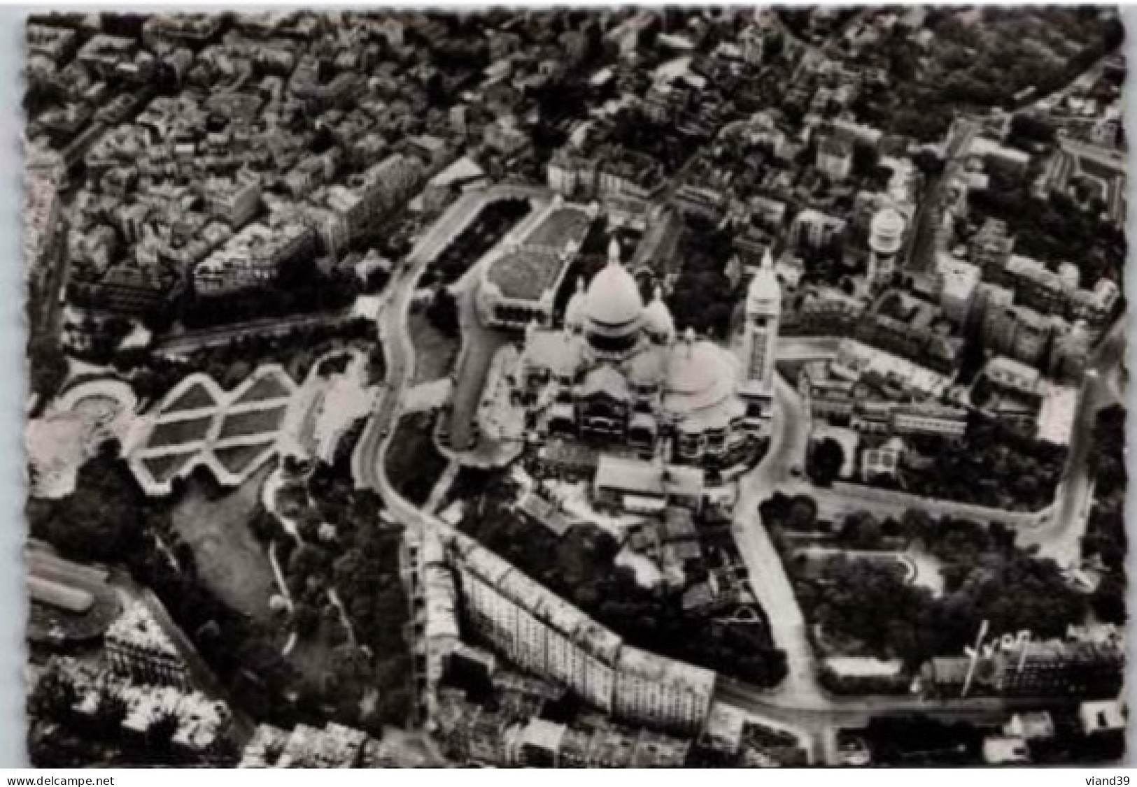 PARIS. -  La Basilique Du  Sacré Coeur. Bue D'avion       Non Circulée. - Sacré-Coeur