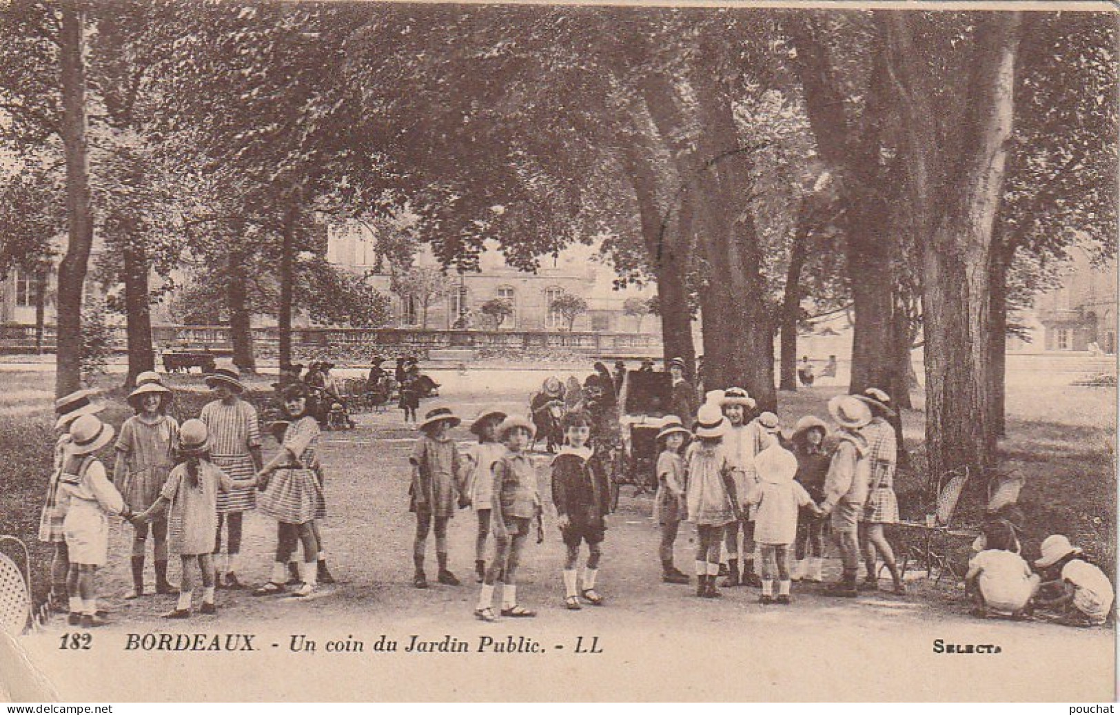 NE 8-(33) BORDEAUX - UN COIN DU JARDIN PUBLIC - RONDES ET JEUX D' ENFANTS - 2 SCANS - Bordeaux