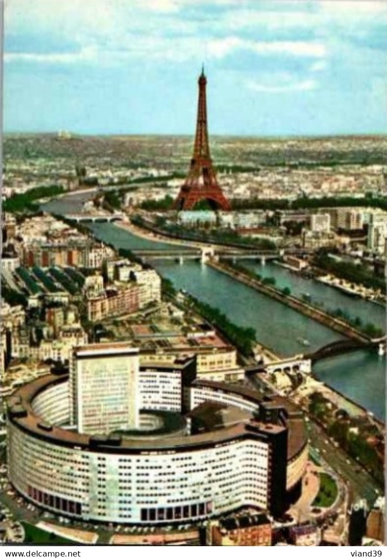 PARIS. - La Maison De La Radio, La Seine Et La Tour Eiffel. Vus D'avion.      Non Circulée. - Other Monuments