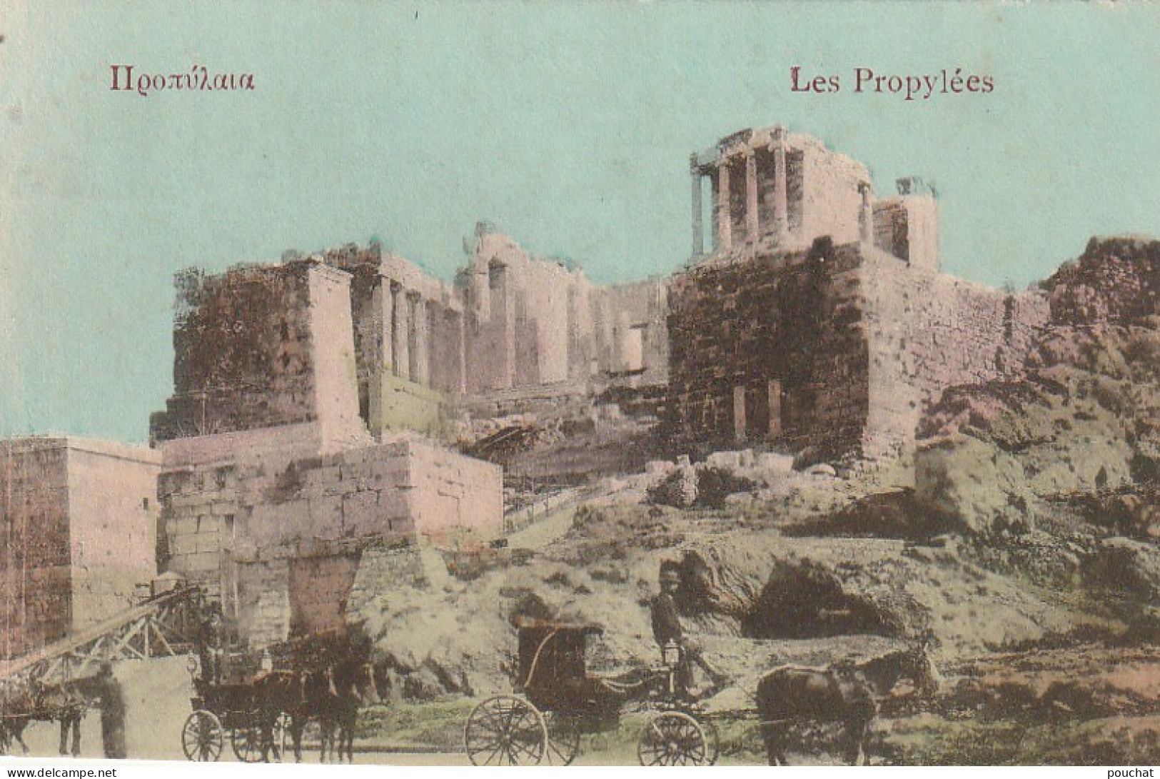 NE 15- GRECE - LES PROPYLEES - CALECHES - ANIMATION - CARTE COLORISEE - 2 SCANS - Griechenland