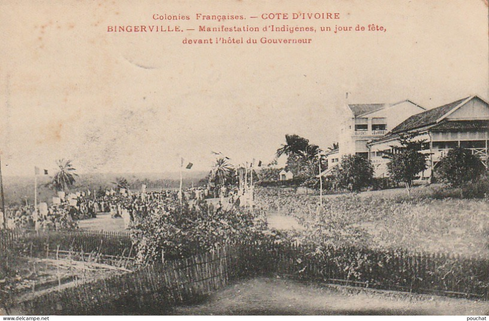NE 17 - COTE D' IVOIRE  - BINGERVILLE - MANIFESTATION D' INDIGENES , UN JOUR DE FETE DEVANT L' HOTEL DU GOUVERNEUR - Costa De Marfil