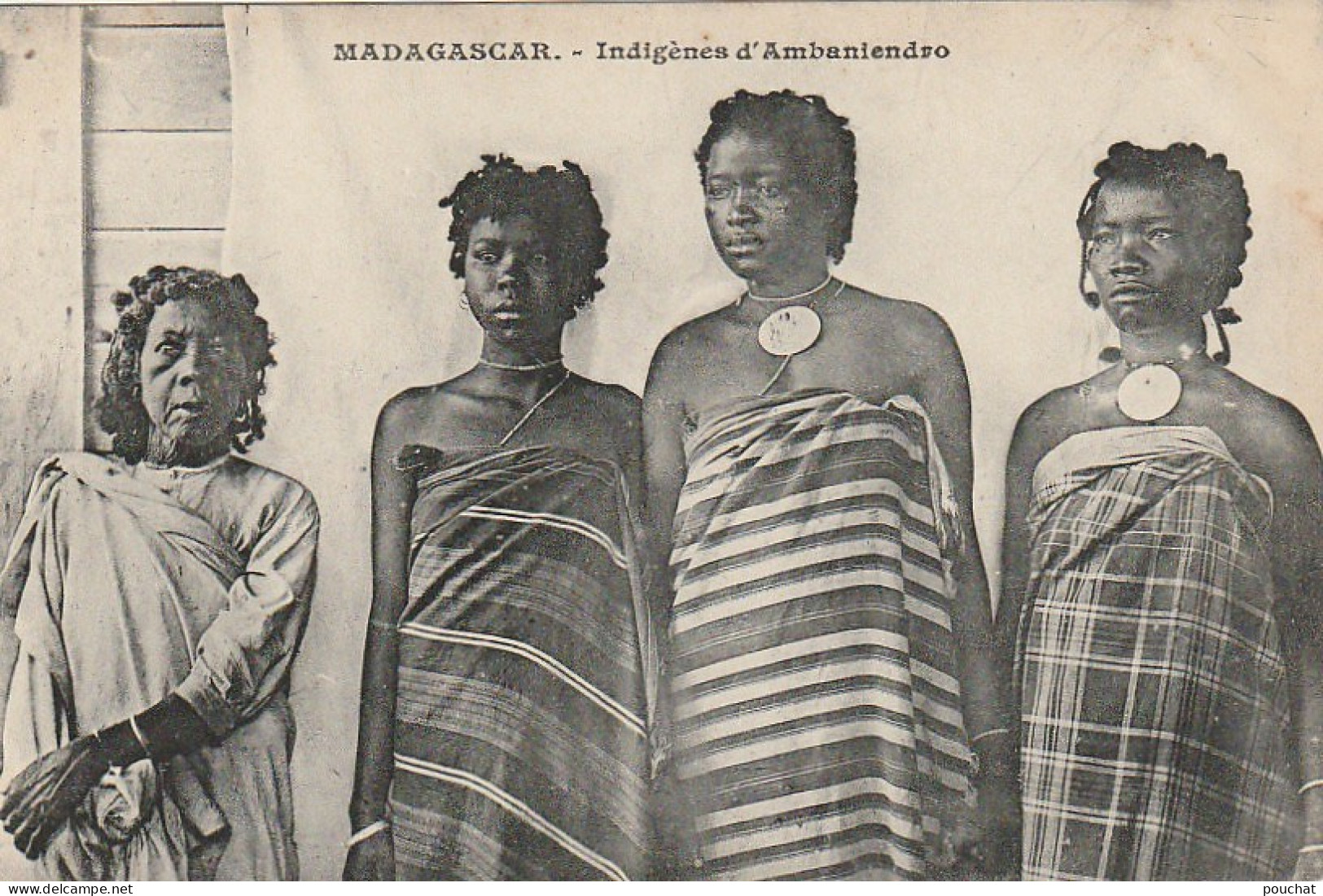 NE 18 -  MADAGASCAR  - INDIGENES D' AMBANIENDRO - GROUPE DE FEMMES - 2 SCANS - Madagascar