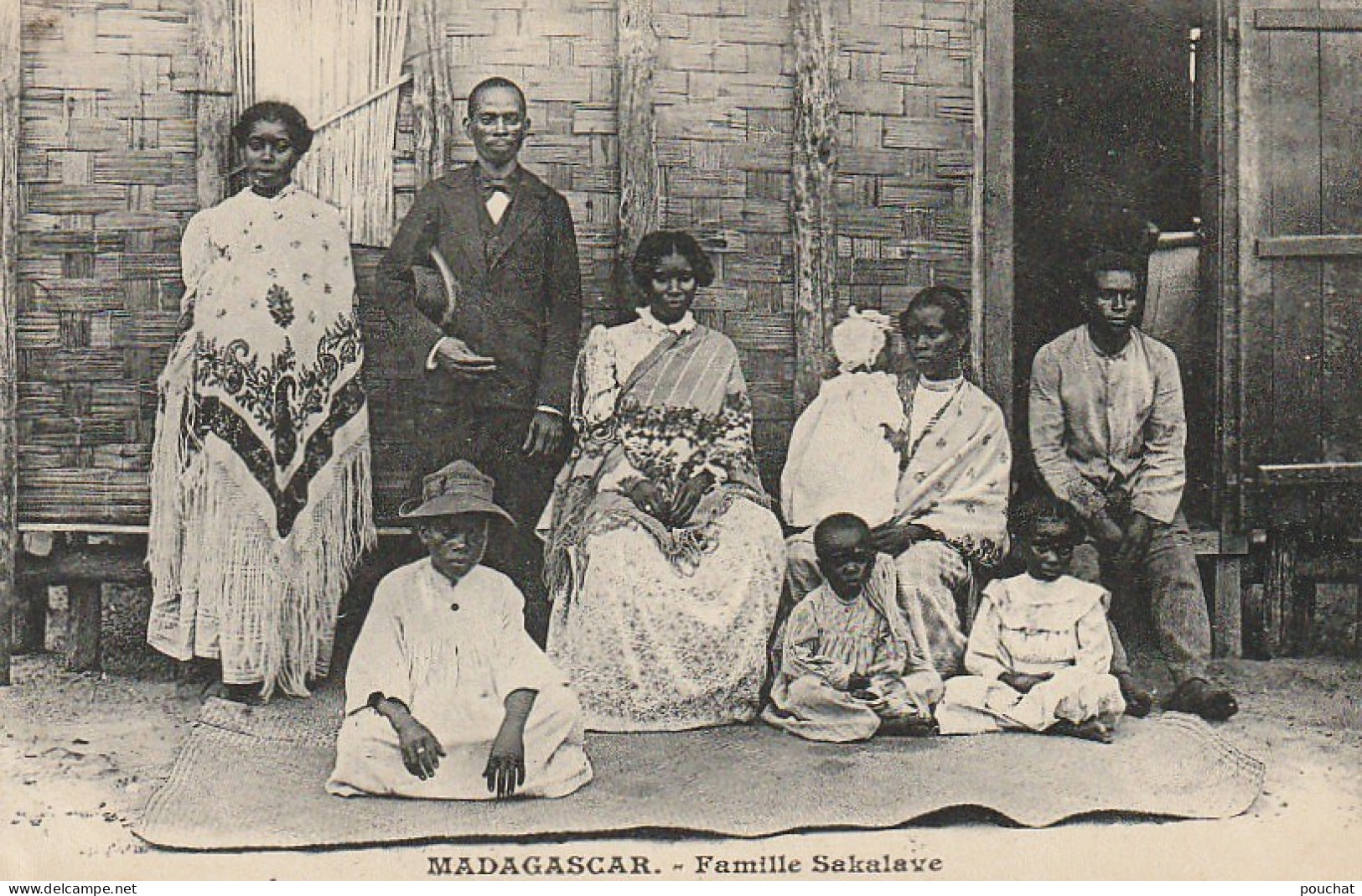 NE 18 -  MADAGASCAR  - FAMILLE SAKALAVE - 2 SCANS - Madagaskar