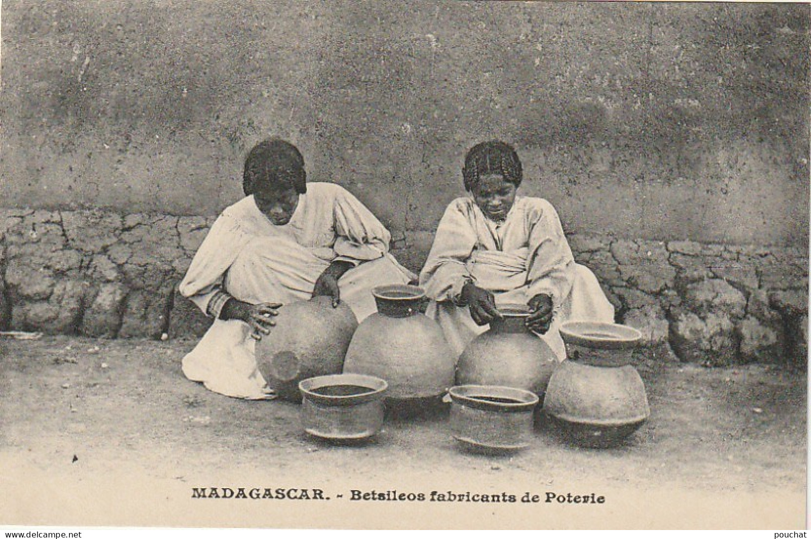 NE 18 -  MADAGASCAR  - BETSILEOS , FABRICANTS DE POTERIE  - 2 SCANS - Madagascar