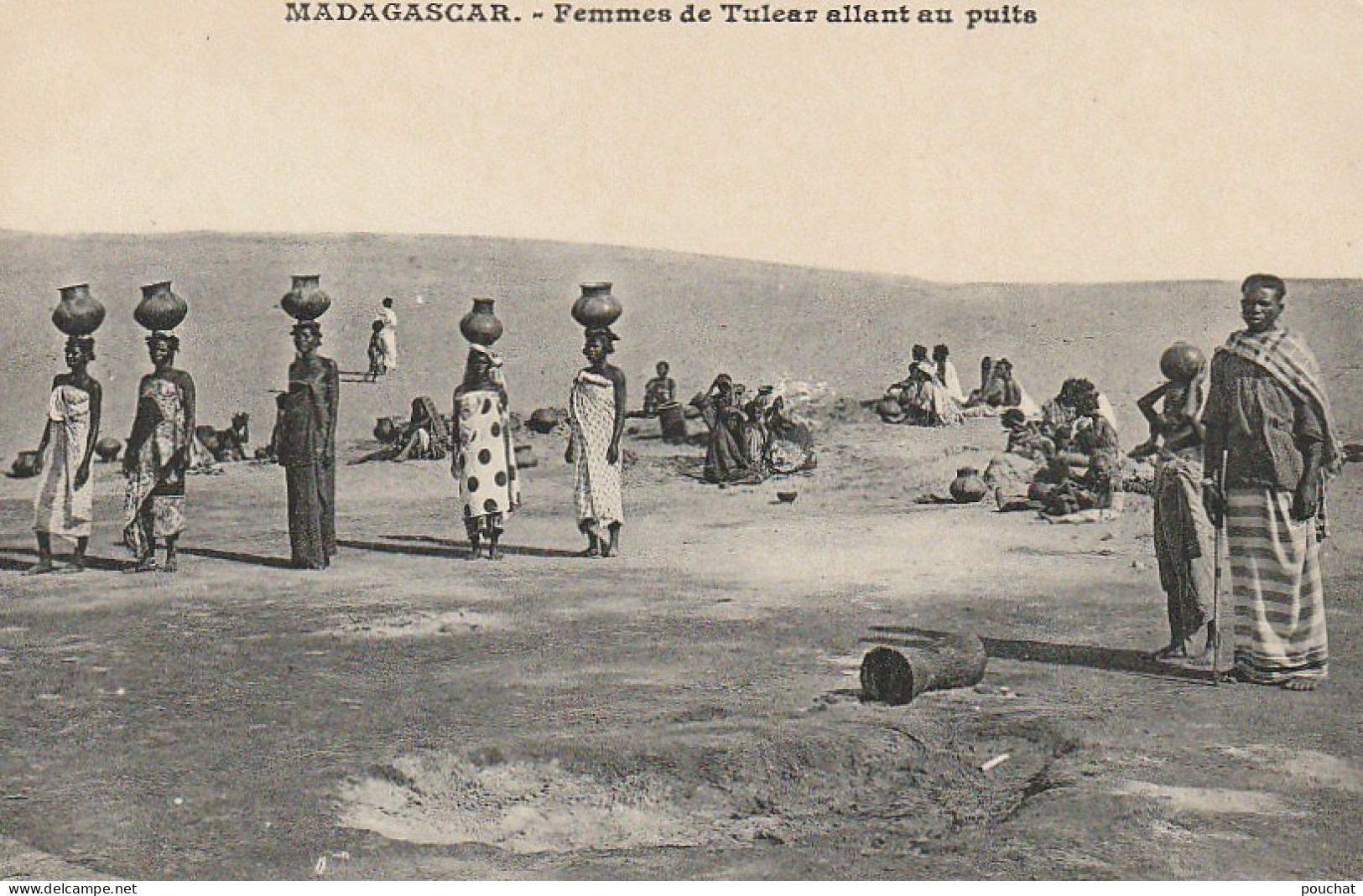 NE 18 -  MADAGASCAR  - FEMMES DE TULEAR ALLANT AU PUITS  - 2 SCANS - Madagascar