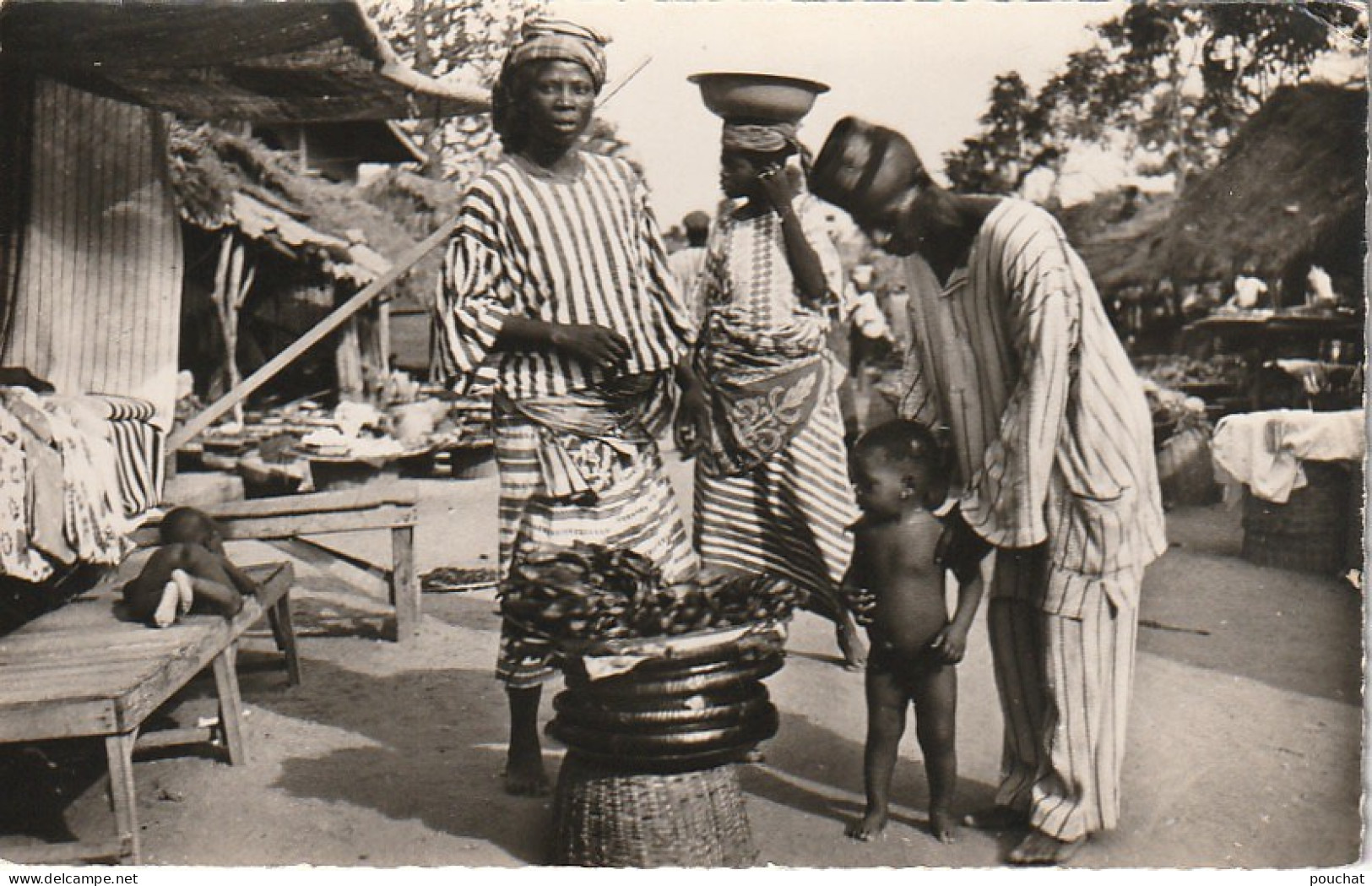 NE 18 - A.O.F - SCENE DE VIE AU VILLAGE - FAMILLE AU MARCHE - EDITIONS ROBEL , DAKAR - 2 SCANS - Senegal