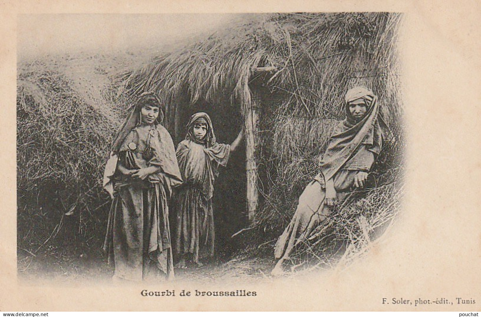 NE 21- GOURBI DE BROUSSAILLES - FEMMES DEVANT LA HUTTE - 2 SCANS - Afrika