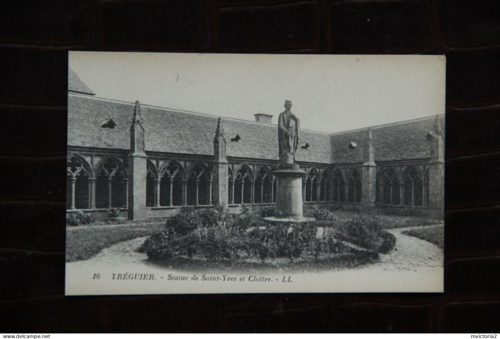 22 - TREGUIER : Statue De Saint Yves Et Cloitre - Tréguier