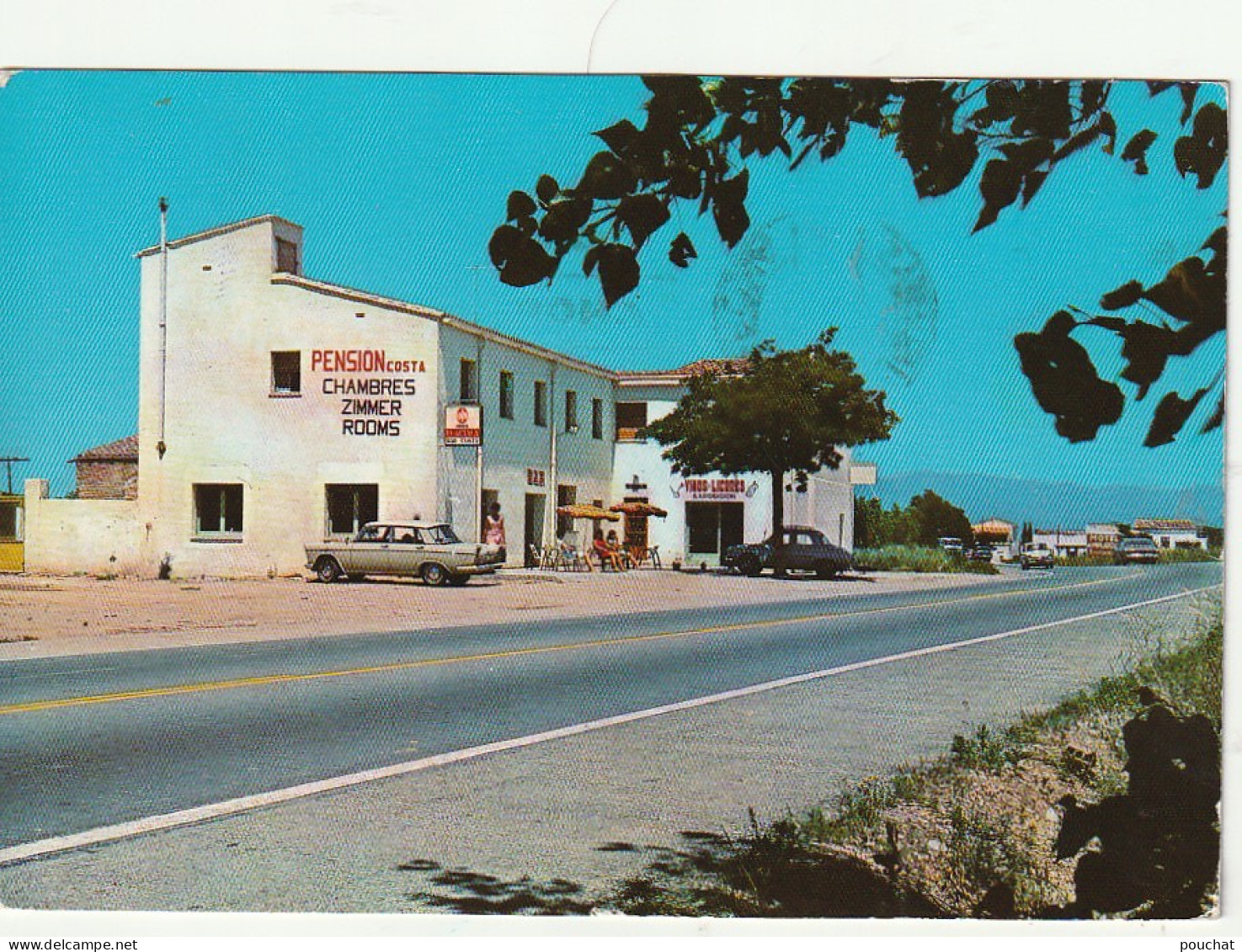 NE 27 - PENSION COSTA - A 2 KM DE FIGUERAS - AUTOMOBILE : SIMCA CHAMBORD - CARTE COULEURS  - 2 SCANS  - Gerona