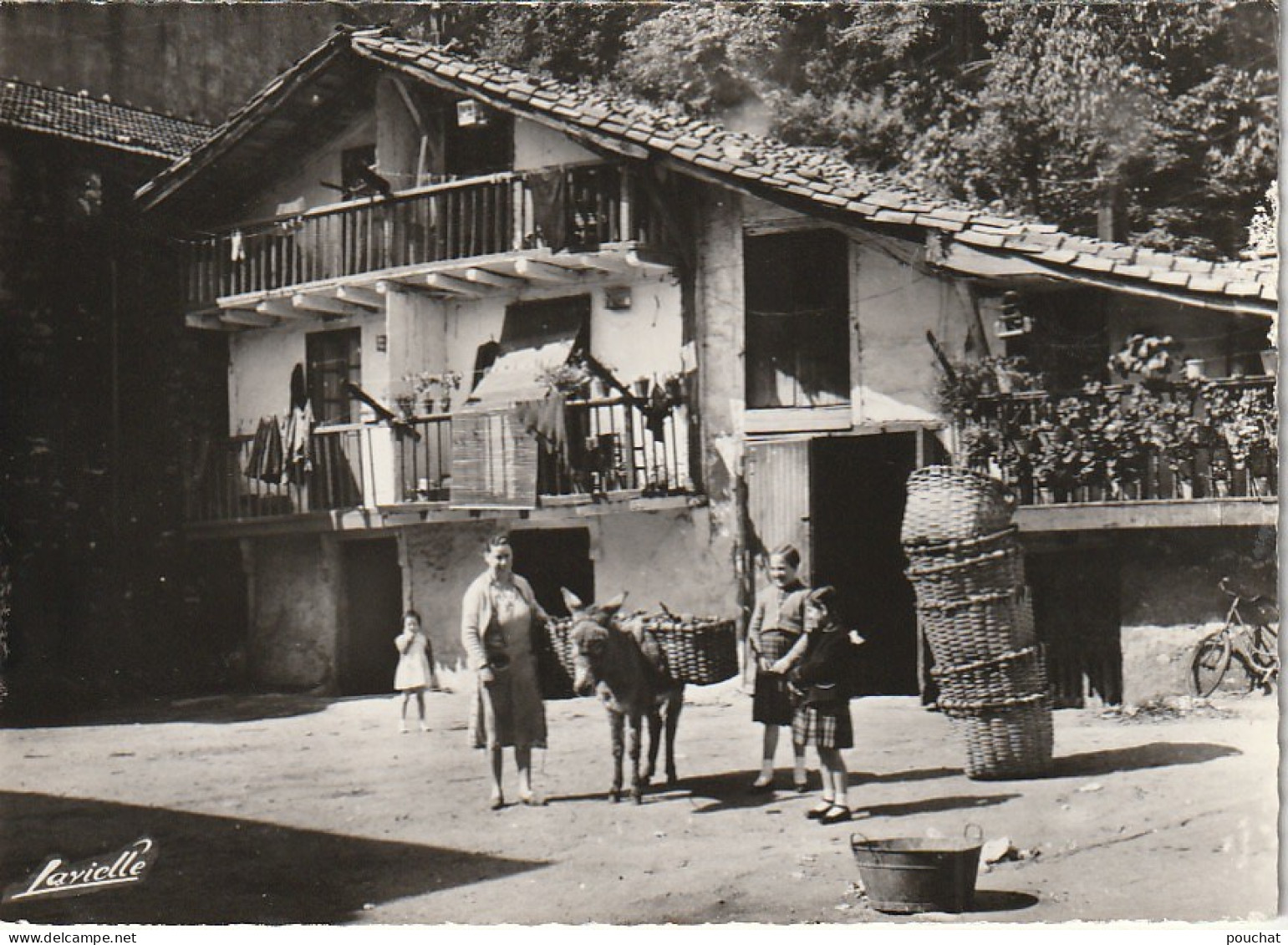 NE 27 - PAYS BASQUE ESPAGNOL - QUARTIER TYPIQUE DE FONTARABIE - FAMILLE AVEC ANE - 2 SCANS  - Guipúzcoa (San Sebastián)