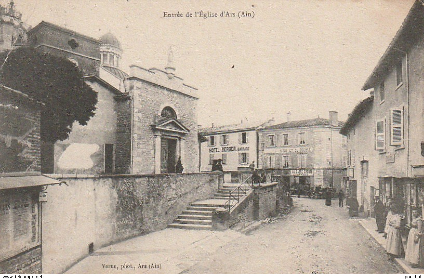 OP 1-(01) ENTREE DE L' EGLISE D' ARS - HOTEL BERGER - COMMERCES - ANIMATION - 2 SCANS - Ars-sur-Formans