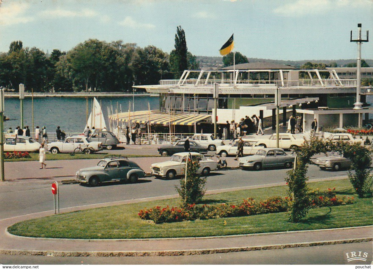 OP 5-(03) VICHY - LA ROTONDE DU YACHT CLUB - AUTOMOBILES : DS , 2 CV , ARONDE , 403 , PANHARD - CARTE COULEURS - 2 SCANS - Vichy