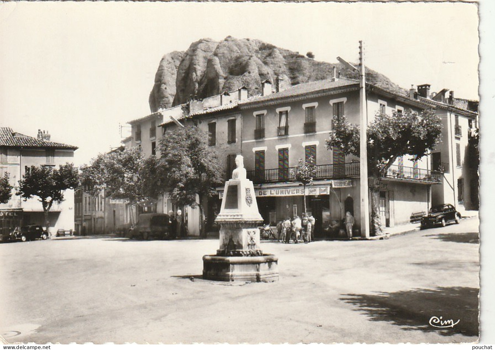 OP 6-(04) LES MEES - PLACE DE LA REPUBLIQUE  - CAFE DE L' UNIVERS - ANIMATION - 2 SCANS - Sonstige & Ohne Zuordnung