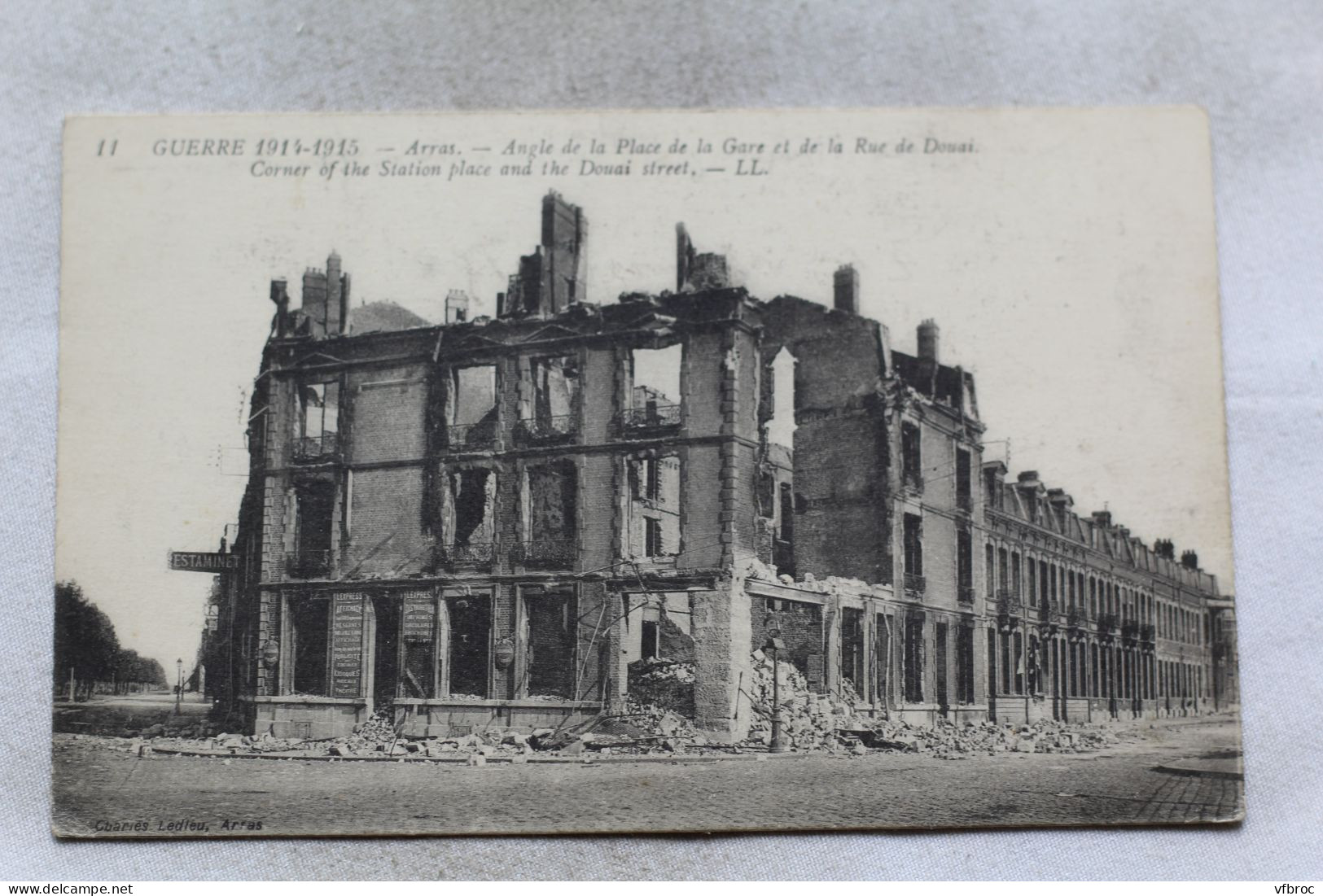 Cpa 1915, Arras, Angle De La Place De La Gare Et De La Rue De Douai, Pas De Calais 62 - Arras