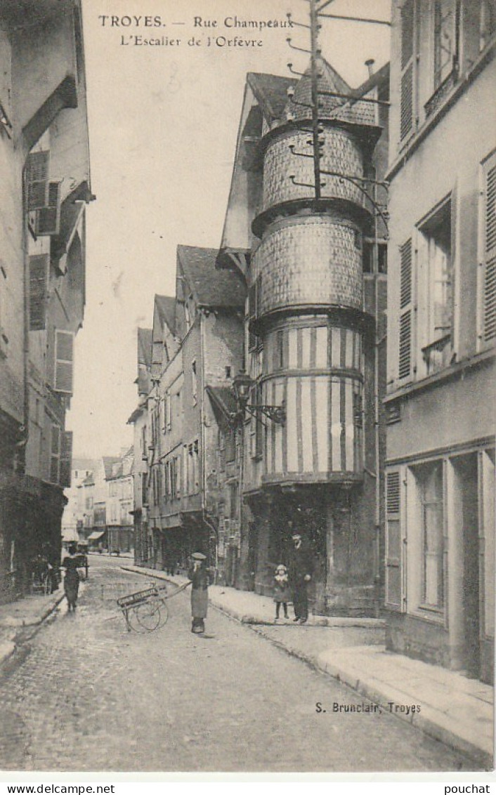 OP 16-(10) TROYES - RUE CHAMPEAUX - L' ESCALIER DE L' ORFEVRE  - 2 SCANS - Troyes