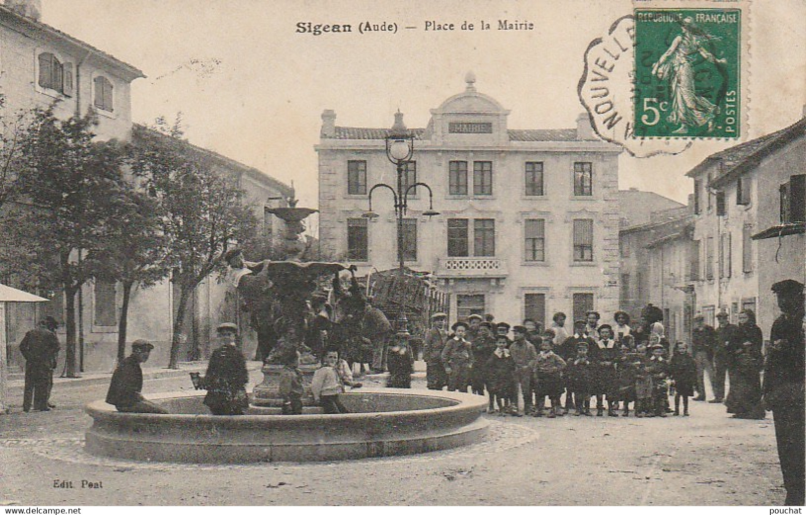 OP 18-(11) SIGEAN - PLACE DE LA MAIRIE - ENFANTS ET VILLAGEOIS AUTOUR DE LA FONTAINE - 2 SCANS - Sigean