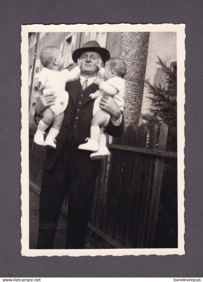Photo Originale Vintage Snapshot Grand Pere Embarrasse Portant Bebes Jumeaux Twins 58940 - Non Classés