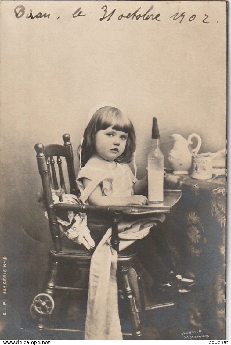OP 26 - CARTE PHOTO ( 1902) - ENFANT AVEC BIBERON SUR CHAISE HAUTE - VAN BOSCH , STRASBOURG  - 2 SCANS - Portretten