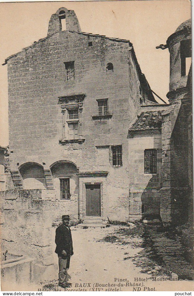 PE 1-(13) LES BAUX - HOTEL DES PORCELETS - PERSONNAGE - 2 SCANS - Les-Baux-de-Provence