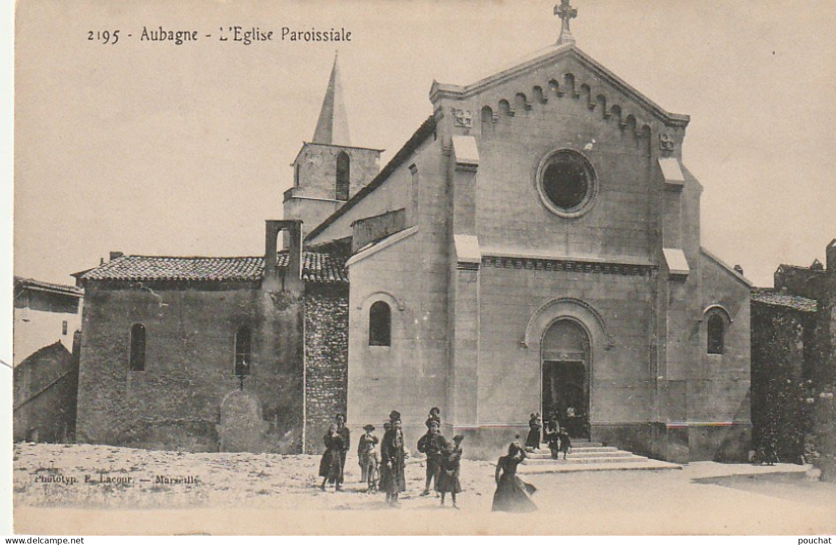 PE 1-(13) AUBAGNE - L' EGLISE PAROISSIALE - ENFANTS SUR LE PARVIS - 2 SCANS - Aubagne