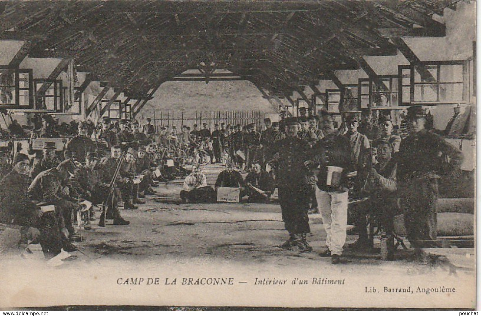 PE 7-(16) CAMP DE LA BRACONNE - INTERIEUR D' UN BATIMENT- MILITAIRES - ANIMATION - 2 SCANS - Angouleme