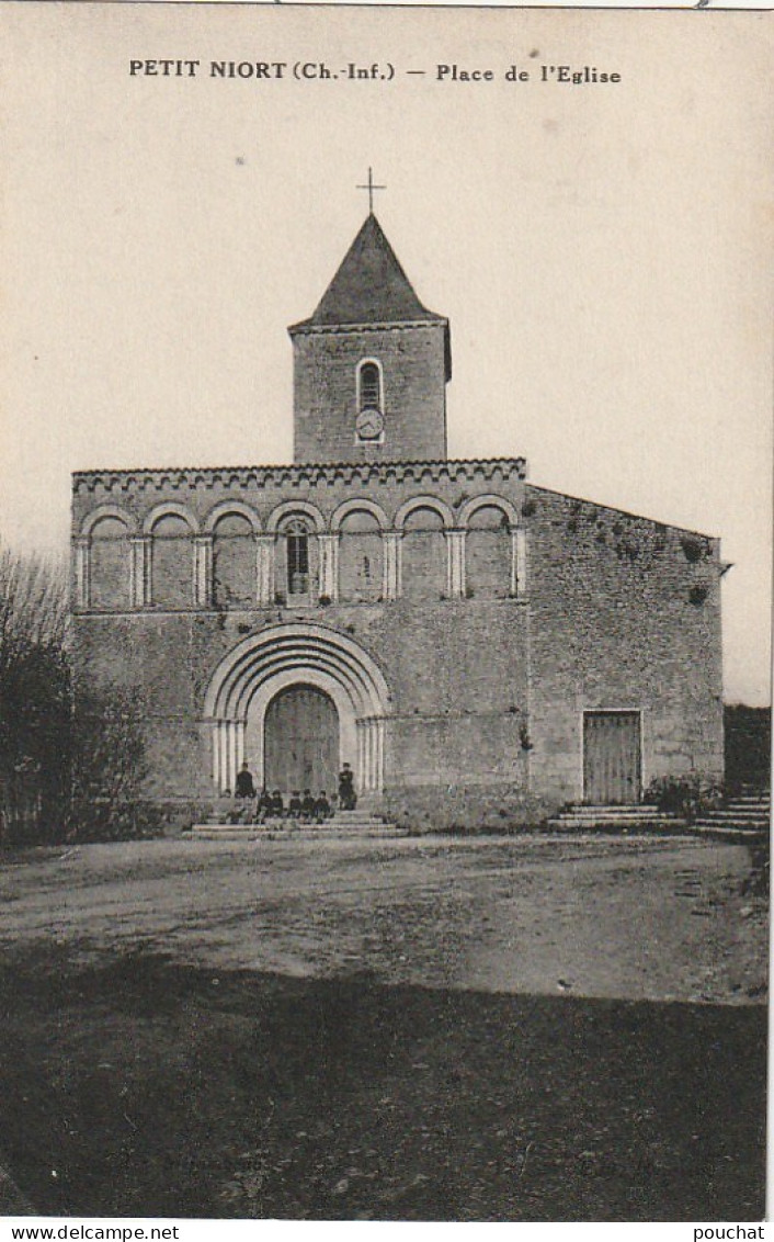 PE 9-(17) PETIT NIORT - PLACE DE L' EGLISE  - ENFANTS SUR LES MARCHES - 2 SCANS - Mirambeau