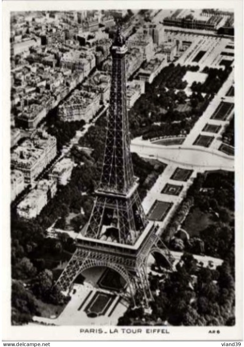 PARIS. -  La Tour Eiffel. Vue D'avion      Non Circulée. - Eiffelturm