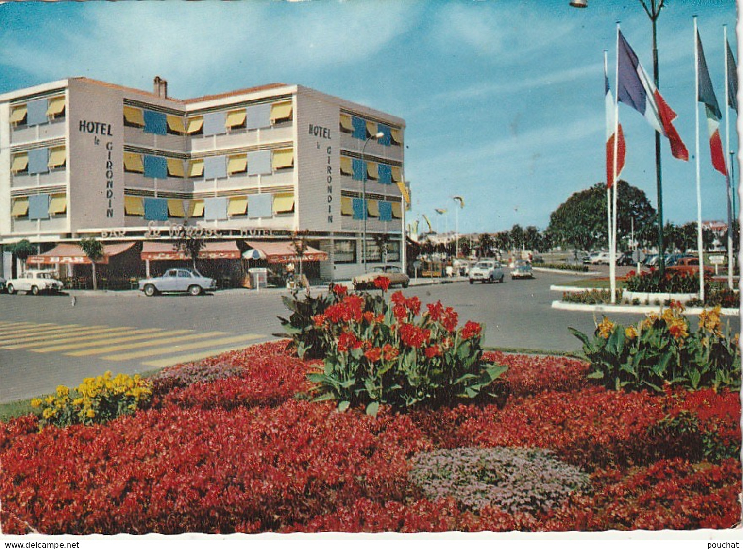 PE 11-(17) ROYAN - MASSIF DE FLEURS A L' ENTREE DE LA TACHE VERTE - HOTEL " LE GIRONDIN "- 2 SCANS - Royan