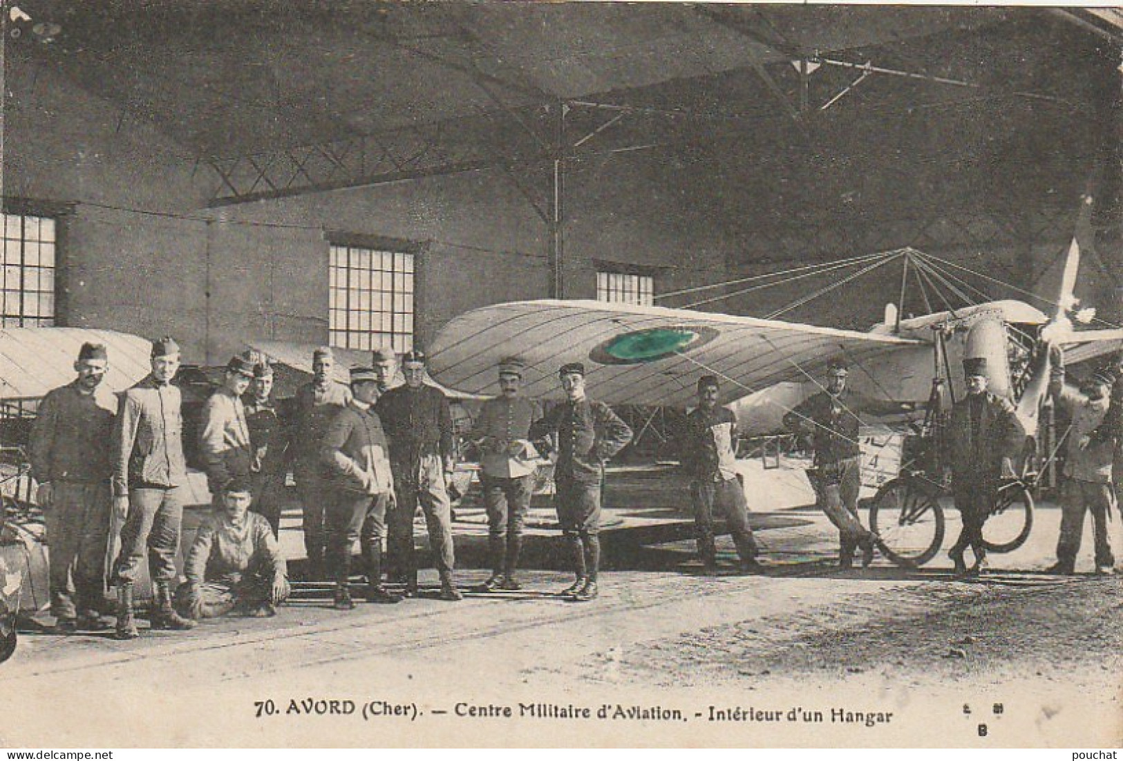 PE 12 -(18) AVORD - CENTRE MILITAIRE D' AVIATION - INTERIEUR D' UN HANGAR - 2 SCANS - Avord