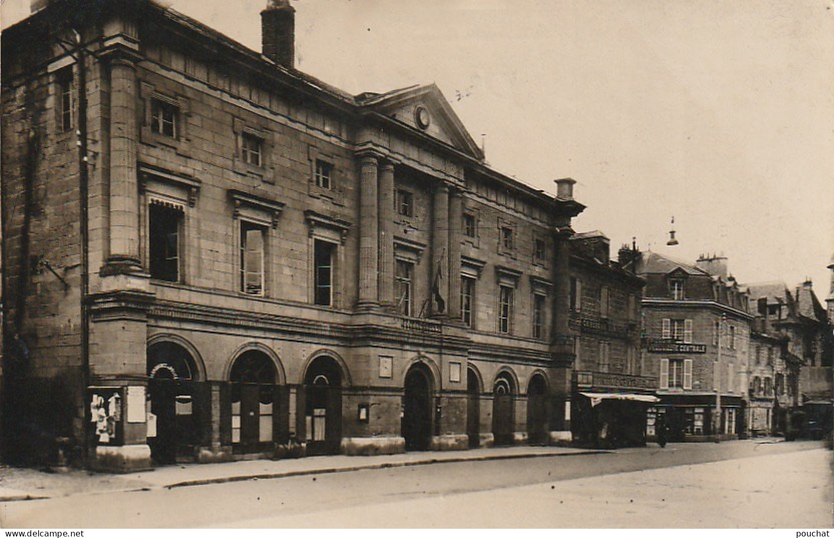 PE 13-(19) BRIVE LA GAILLARDE - L' HOTEL DE VILLE - : PHARMACIE , EPICERIE - CARTE PHOTO MORIS'S  LIMOGES - 2 SCANS - Brive La Gaillarde