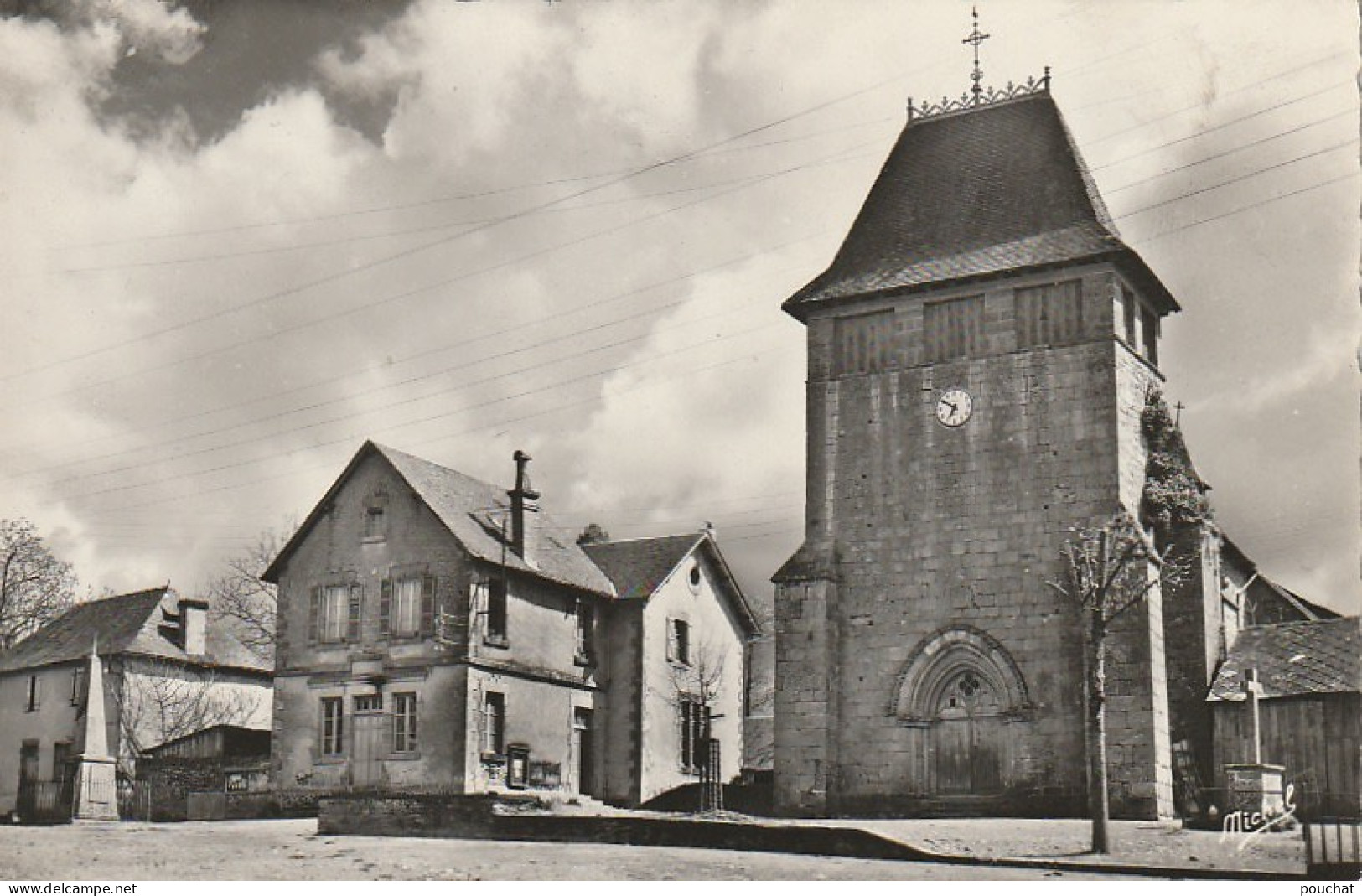 PE 14 -(19)  SAINT SALVADOUR - PLACE DE L' EGLISE - 2 SCANS - Autres & Non Classés