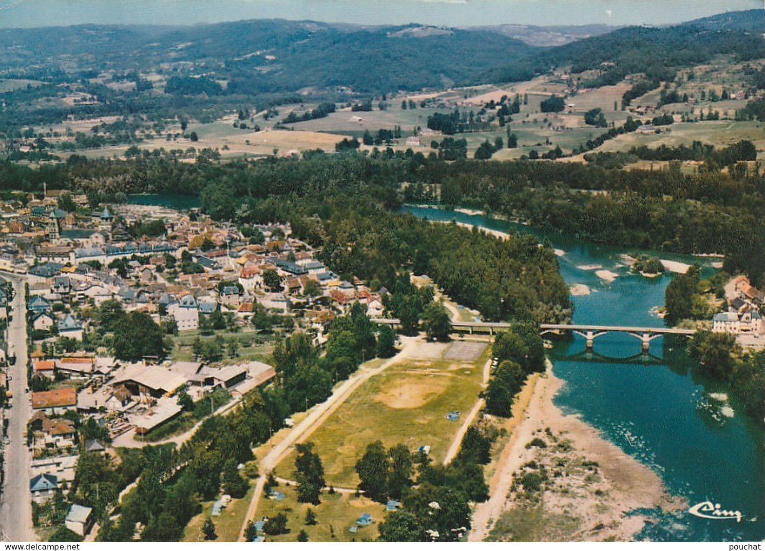 PE 15 -(19) BEAULIEU SUR DORDOGNE - VUE GENERALE AERIENNE ET TERRAIN DE CAMPING DU PONT - CARTE COULEURS (1977)- 2 SCANS - Autres & Non Classés