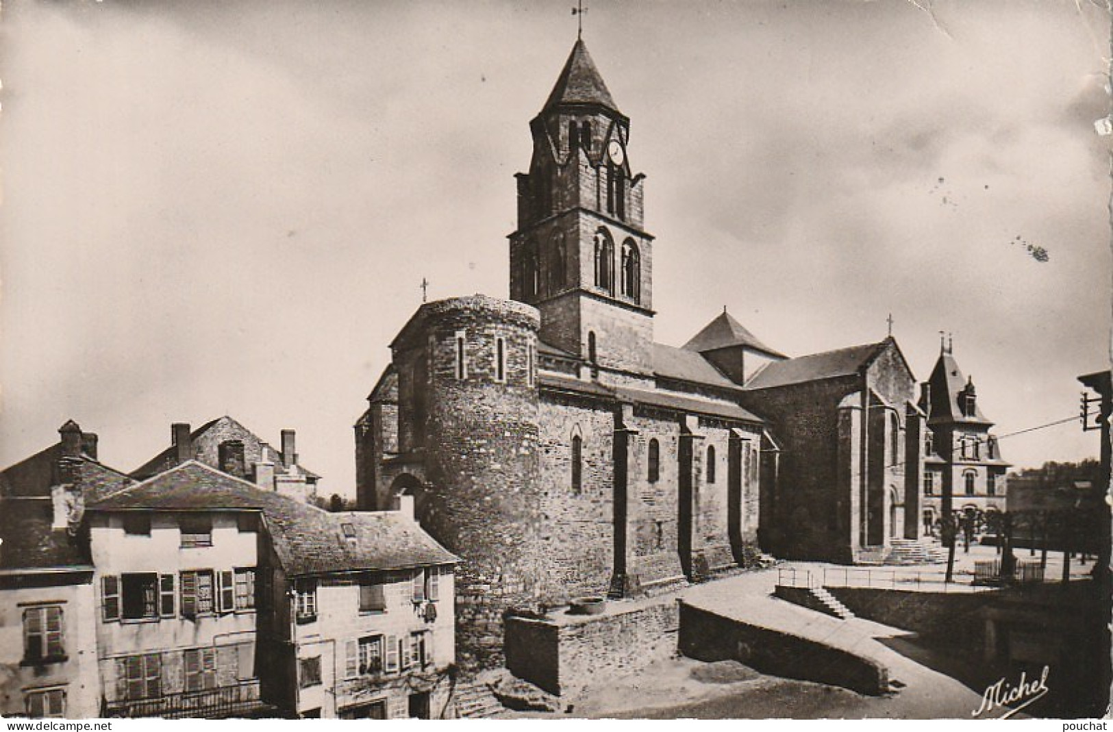 PE 15 -(19) UZERCHE - EGLISE SAINT PIERRE  - 2 SCANS - Uzerche