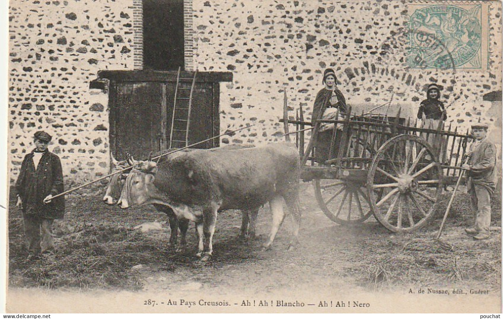 PE 24 -(23) AU PAYS CREUSOIS -" AH ! BLANCHO ...NOIRO "- CARRIOLE AVEC ATTELAGE DE BOEUFS ET PAYSANS A LA FERME- 2 SCANS - Attelages