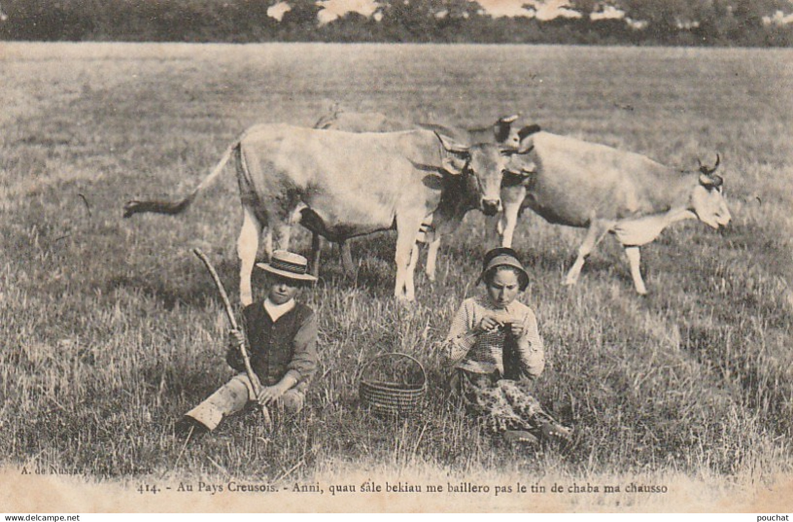 PE 24-(23) AU PAYS CREUSOIS - " ANNI , QUAU SALE BEKIAU ...MA CHAUSSEO " - COUPLE DE PAYSANS AVEC VACHES - 2 SCANS  - Personen