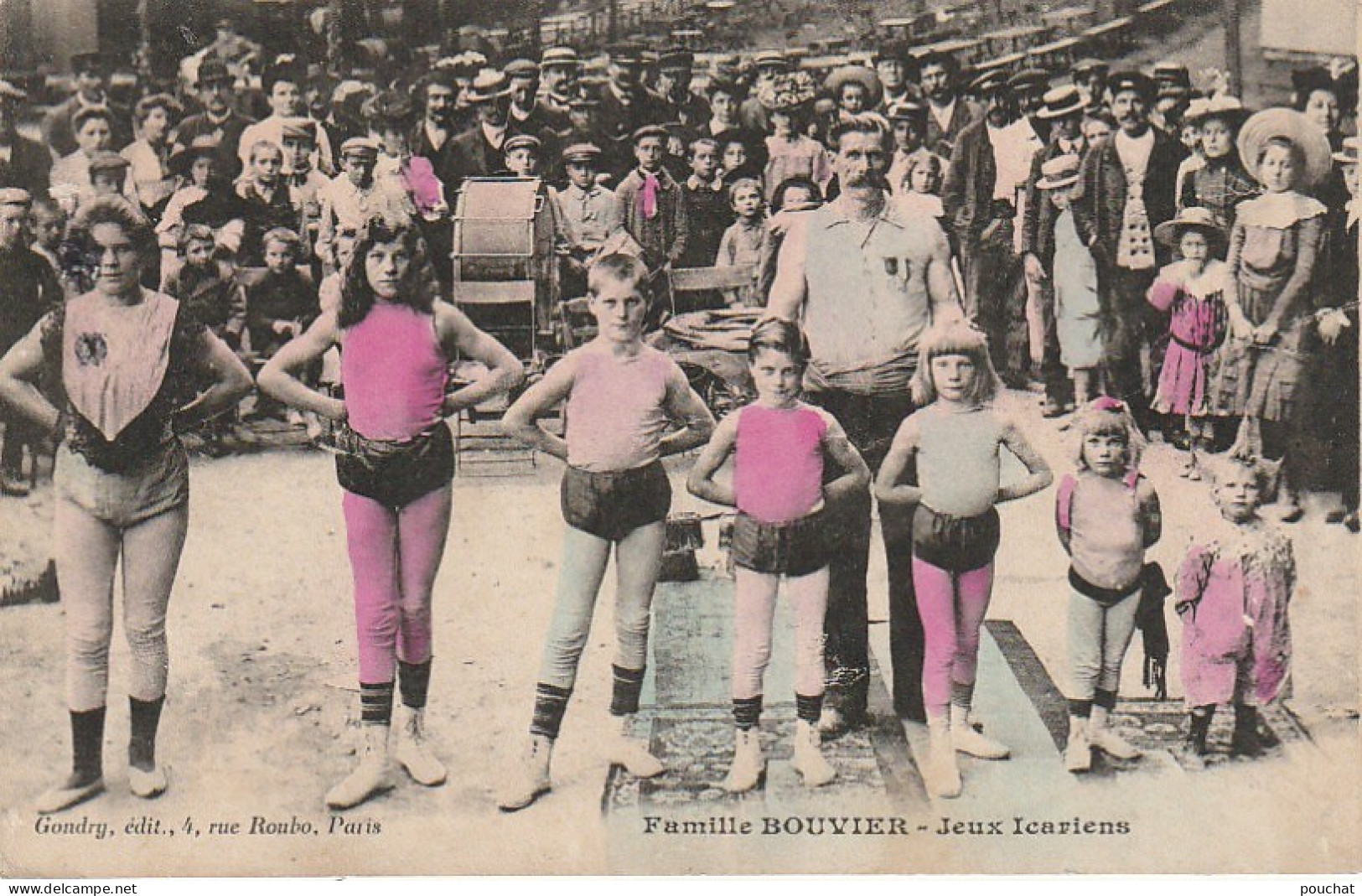 PE 26 - FAMILLE BOUVIER - JEUX ICARIENS - ACROBATES - SPECTATEURS - GONDRY EDIT . PARIS - CARTE COLORISEE  - 2 SCANS - Circo