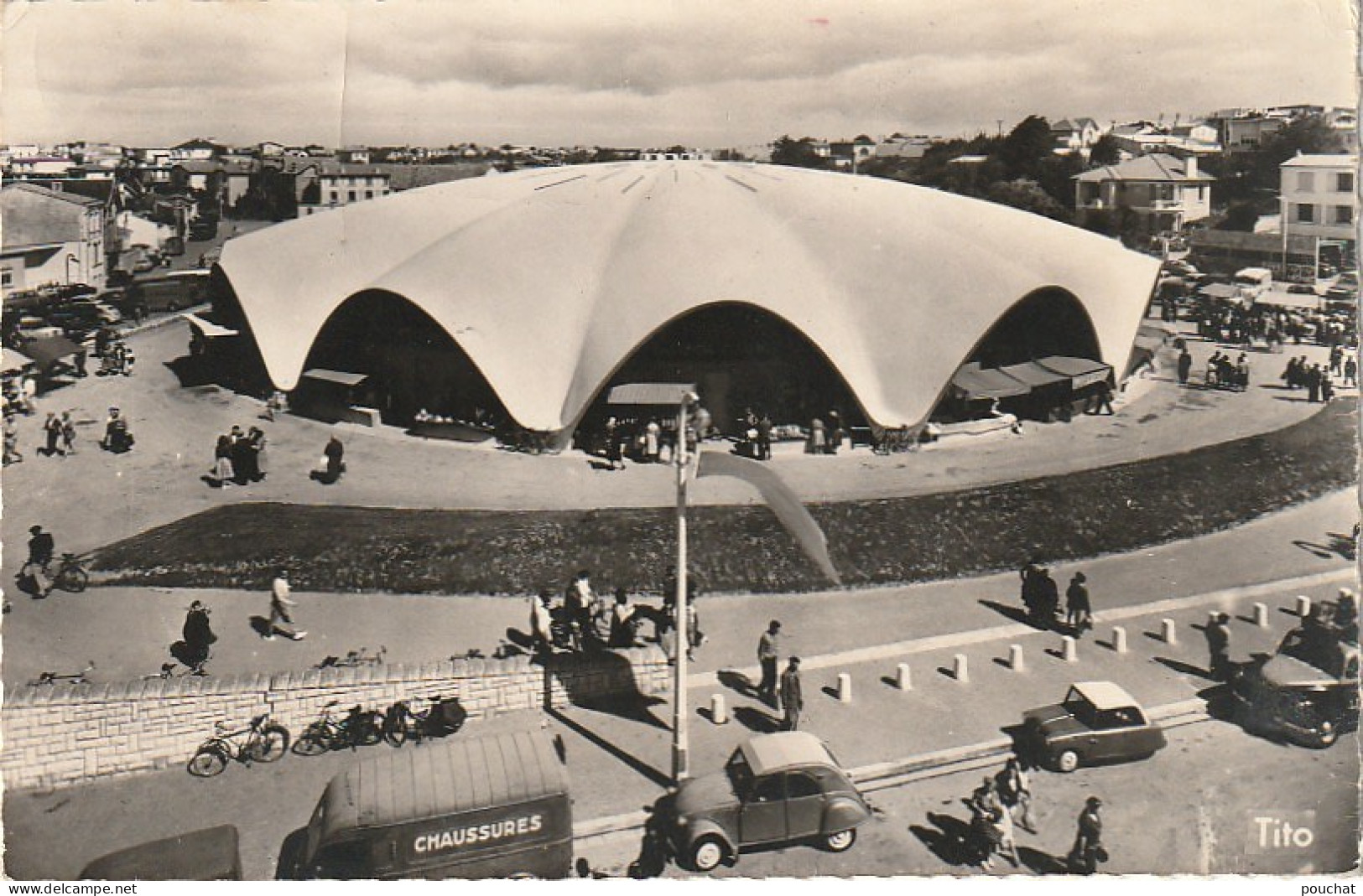 OP Nw32-(17) ROYAN - LE MARCHE - ANIMATION - AUTOMOBILES : 2CV , MICROCAR ... - 2 SCANS - Royan