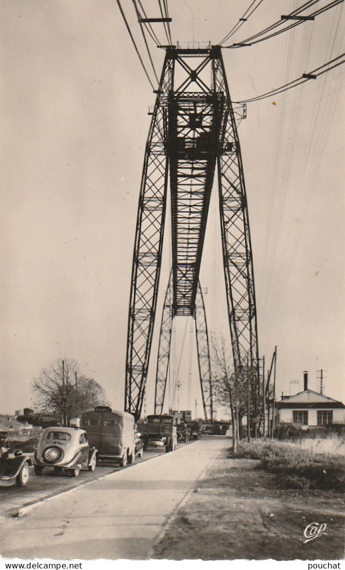 OP Nw32-(17) ROCHEFORT SUR MER - LE PONT TRANSBORDEUR - L' EMBARQUEMENT DES VOITURES   - 2 SCANS - Rochefort