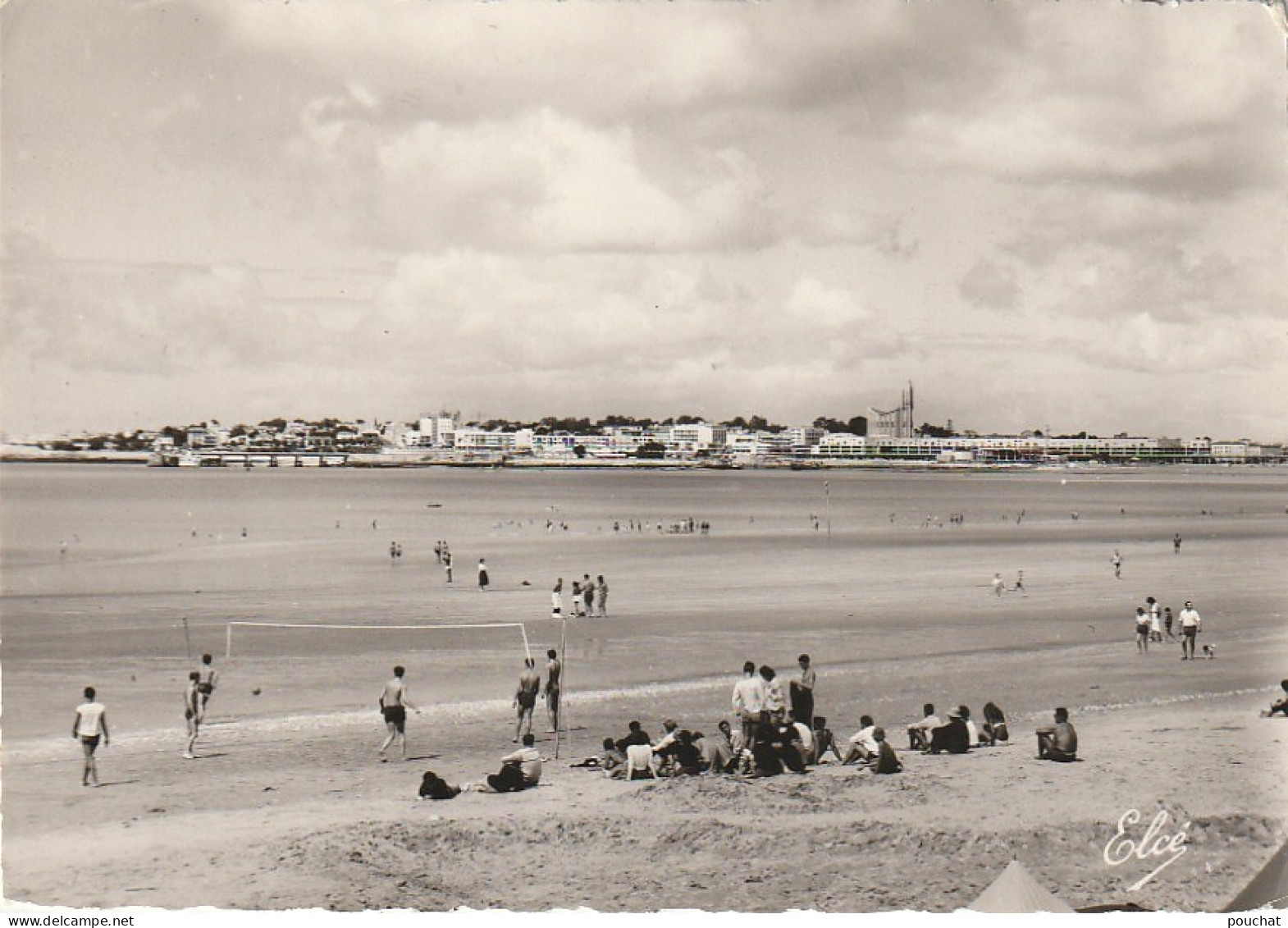 OP Nw32-(17) ROYAN - DE LA PLAGE , VUE SUR LA VILLE - AU FOND , LA NOUVELLE EGLISE - ANIMATION : JEU VOLLEYBALL- 2 SCANS - Royan