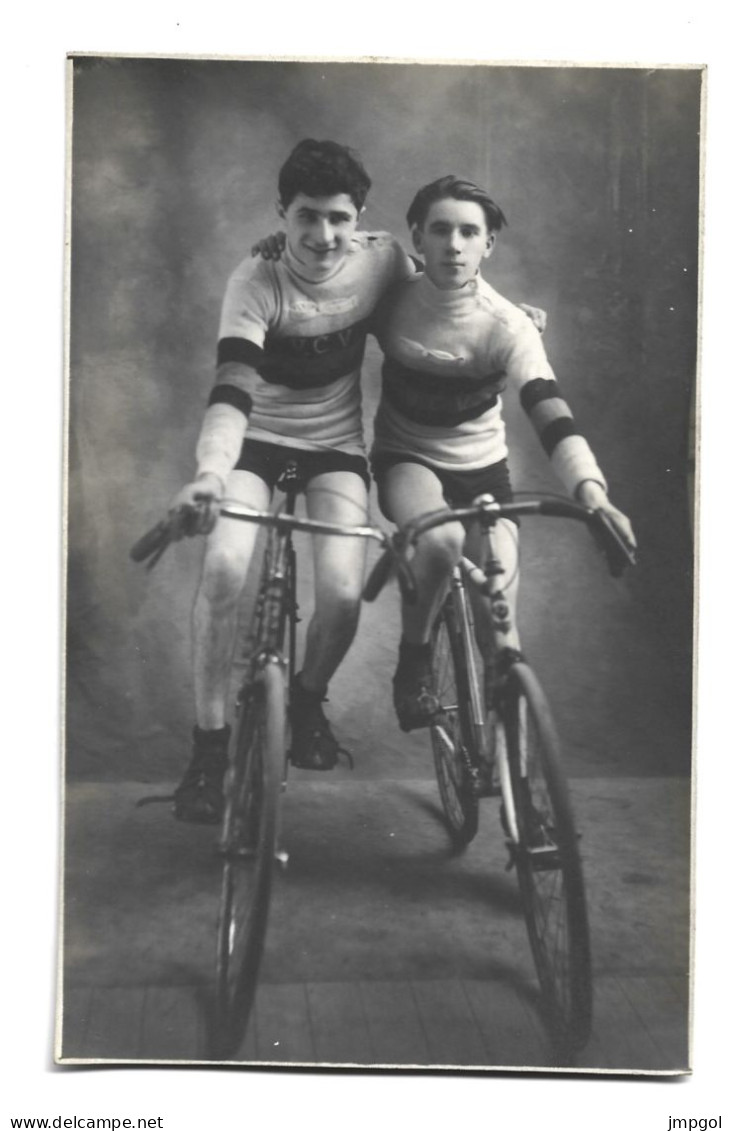 Carte Photo Deux Jeunes Cyclistes Debut 20ème VCV Sur Leurs Maillots Vélo Club V? - Sports