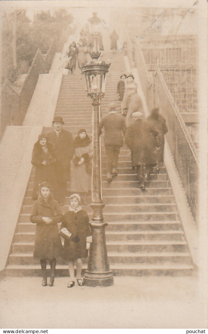 OP Nw33-(75) PARIS 18e - CARTE PHOTO  1932 , ESCALIERS BUTTE MONTMARTE - RETOUR DU SACRE COEUR- 2 SCANS - Paris (18)